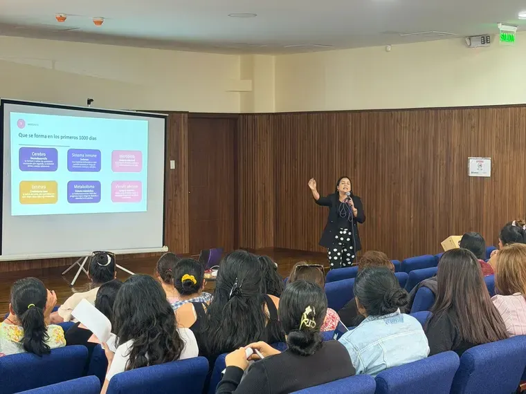 Katherine dictando una charla ante un auditorio lleno