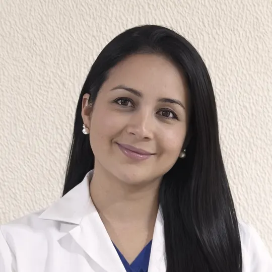 Mgtr. Katherine Martínez con bata blanca
